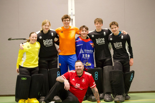 Hockey duel op een waterveld 