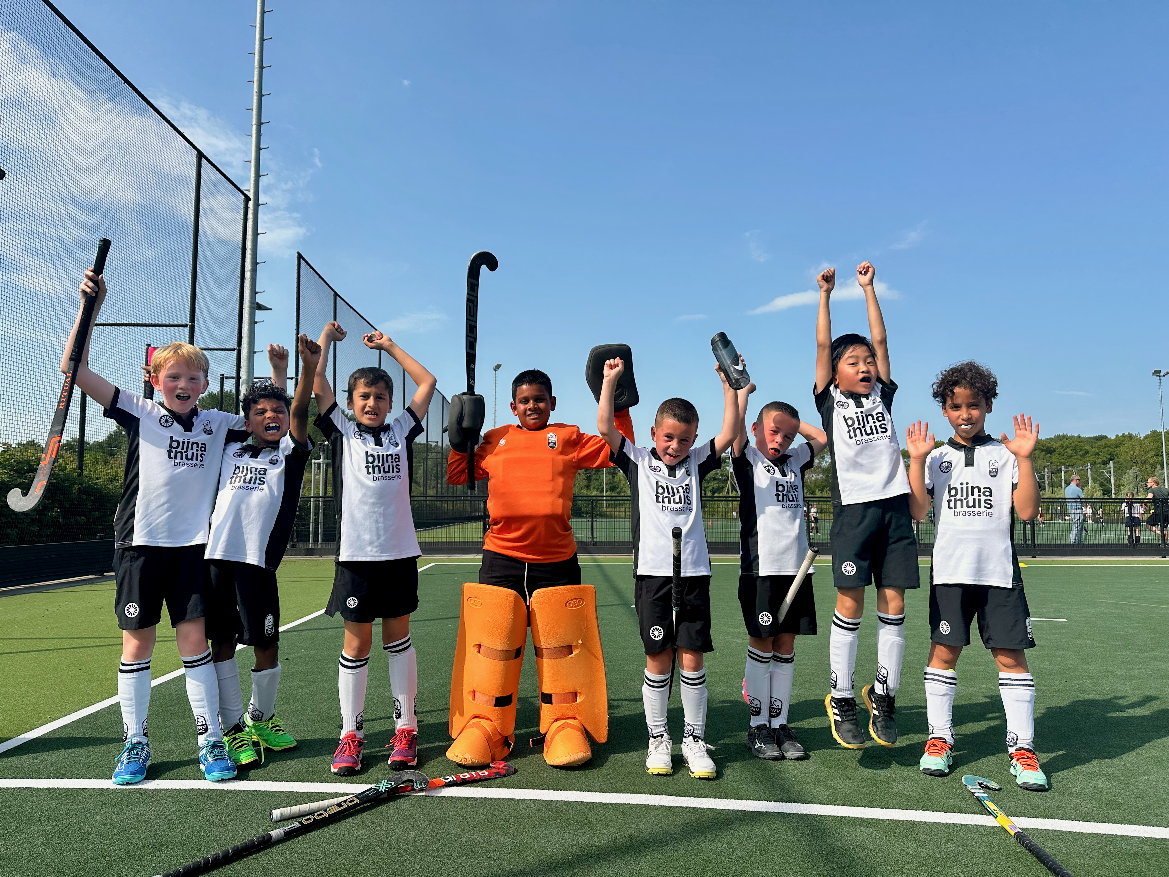 Hockey duel op een waterveld 