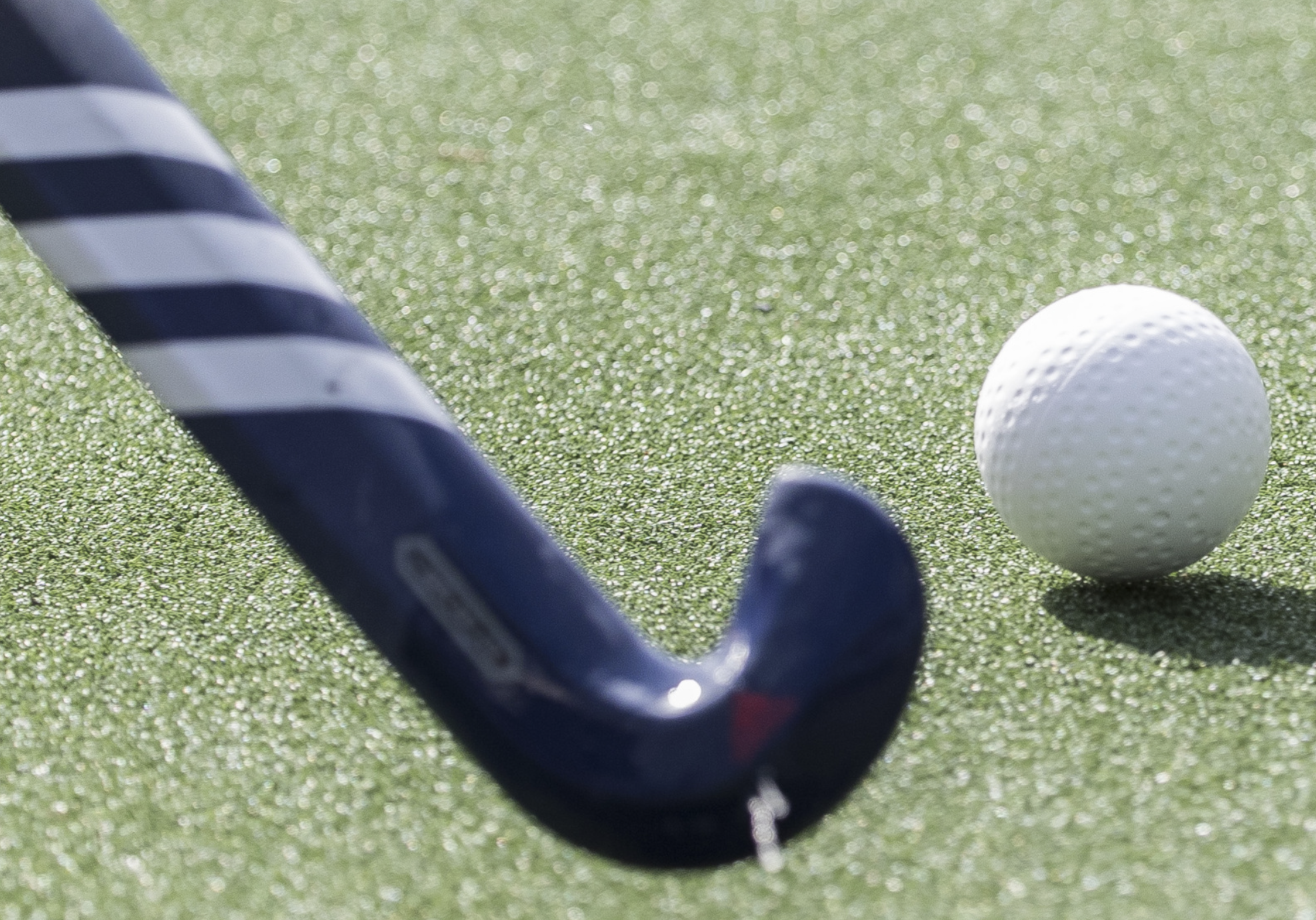 Hockey duel op een waterveld 