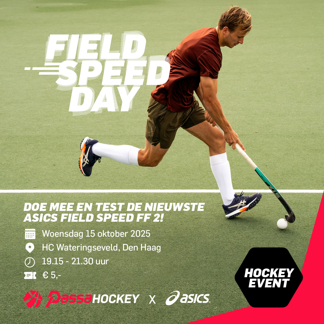 Hockey duel op een waterveld 