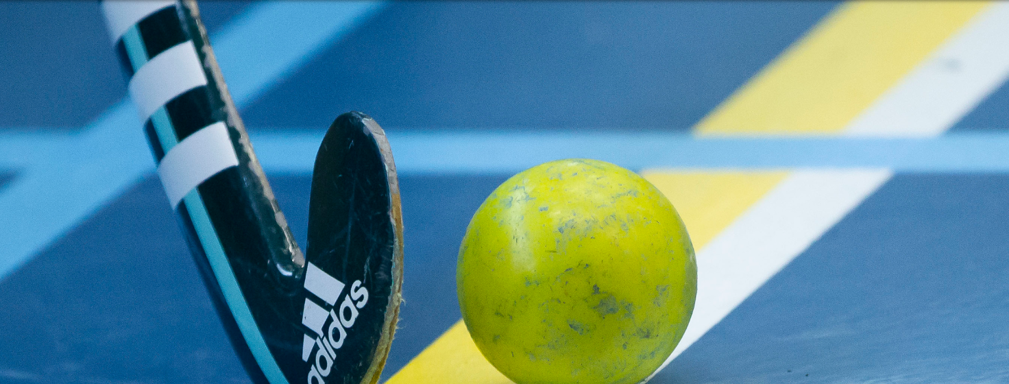 Hockey duel op een waterveld 