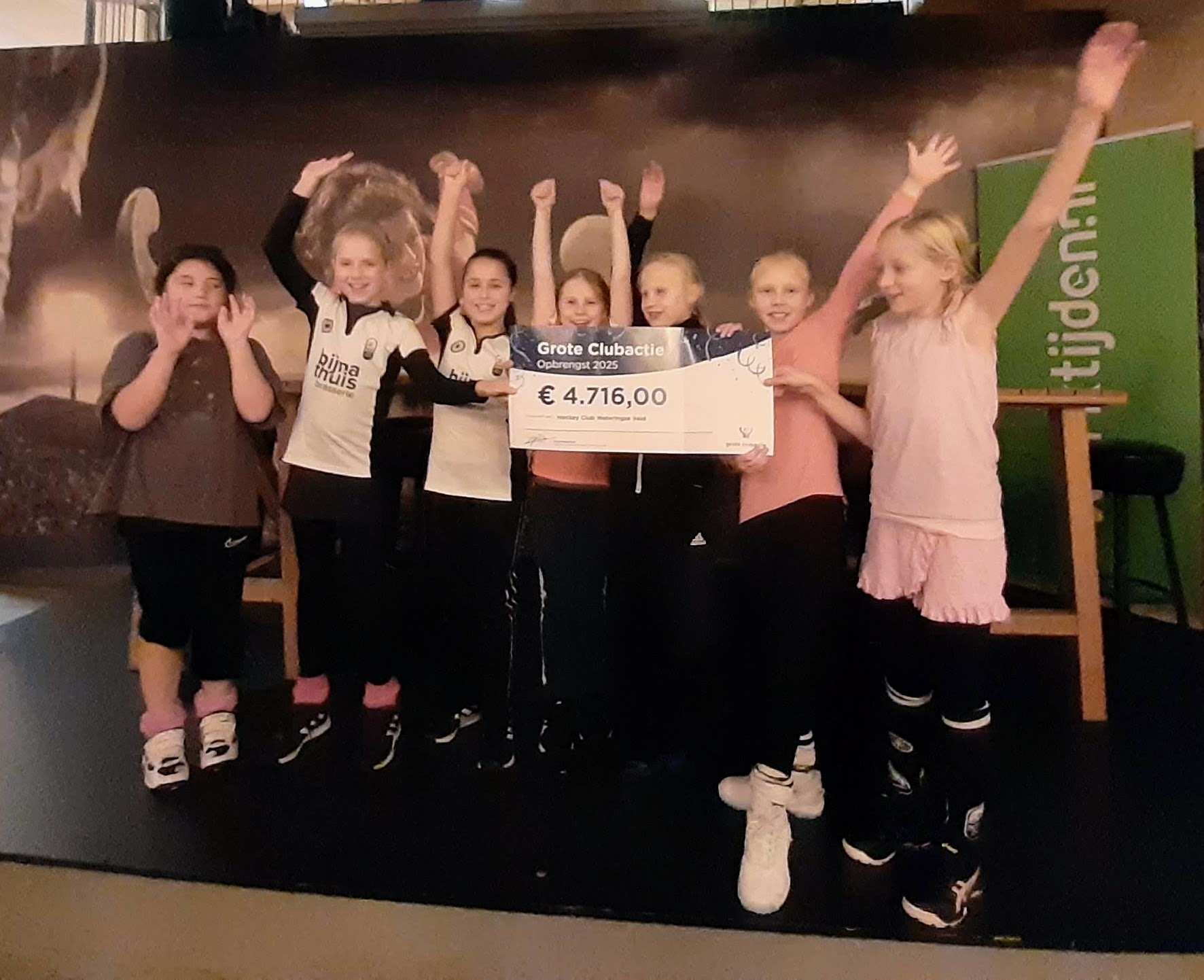 Hockey duel op een waterveld 