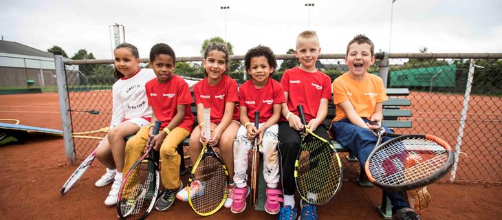 tenniskids-rood-oranje-op-bankje-2017.jpg