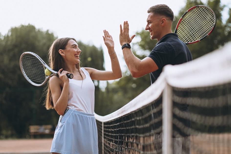 young-couple-playing-tennis-court_klein.jpg