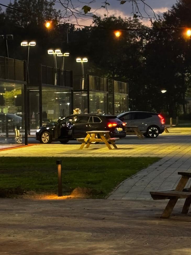 autos op het padel plein.jpg