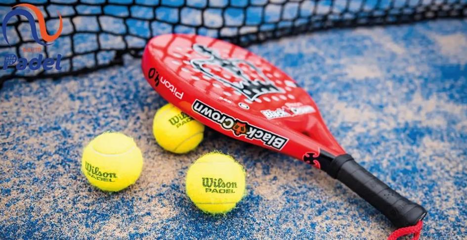 Padelracket en ballen.jpg