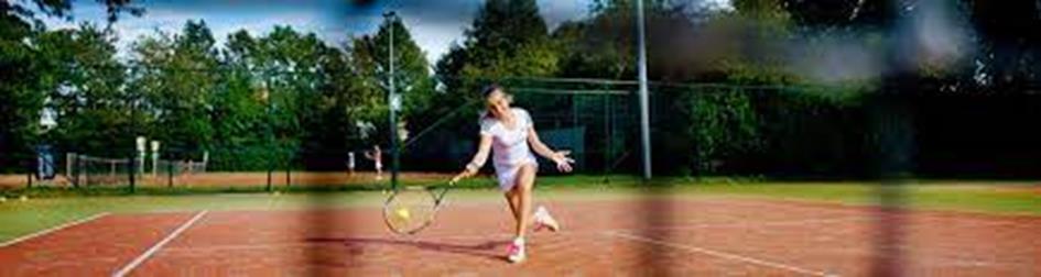 tennisbaan vrouw in actie.jpg