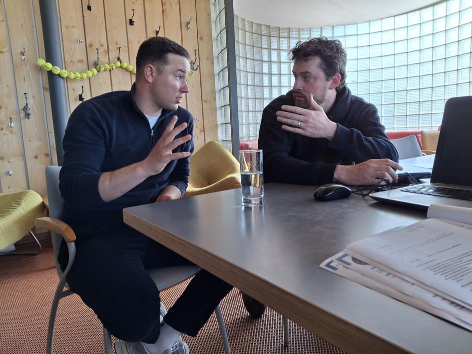 Foto Robin en Teodor overleg DTB.jpg