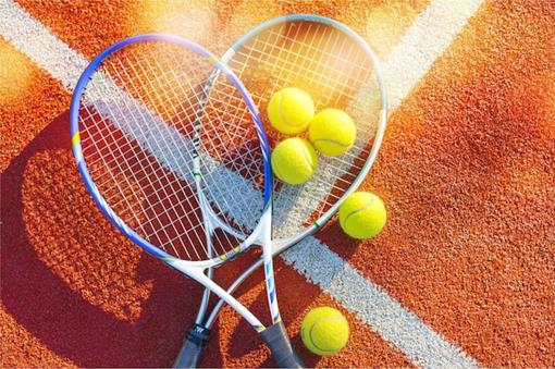 tennis-spel-tennisballen-en-rackets-op-de-achtergrond_488220-34811.jpg
