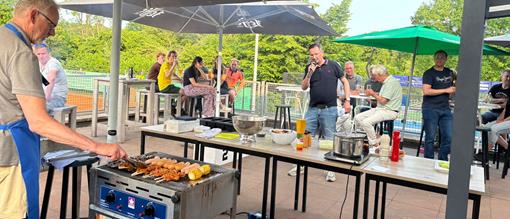 BBQ en Mark met microfoon smal.jpg