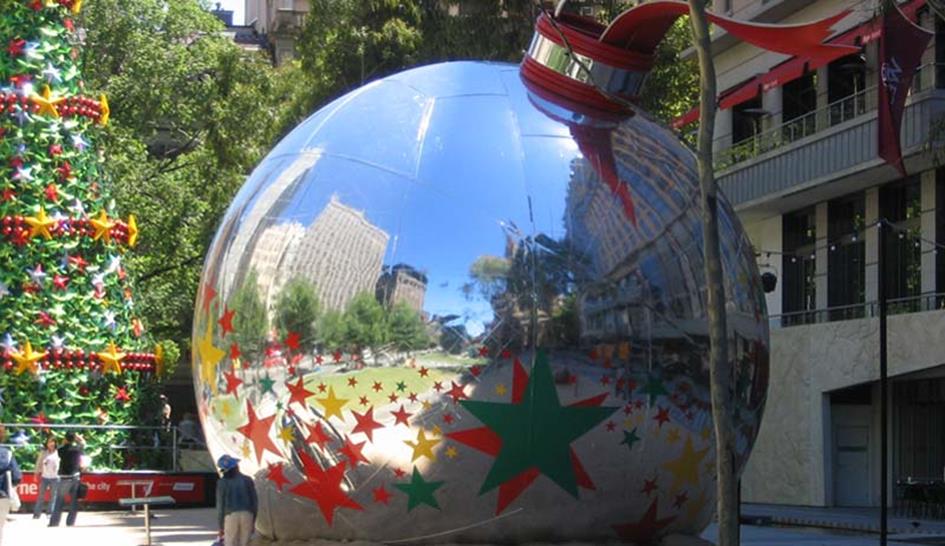 Giant_christmas_ball kl.jpg