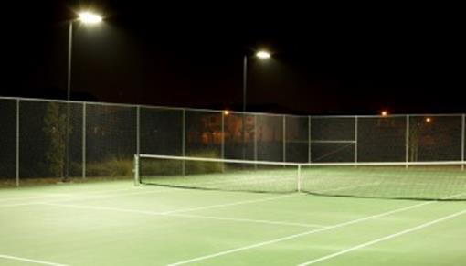 Tennisbaan verlicht.jpg