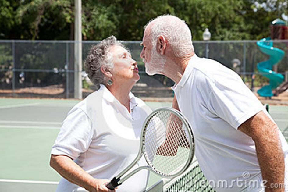 tennis-seniors-kiss-20401289.jpg