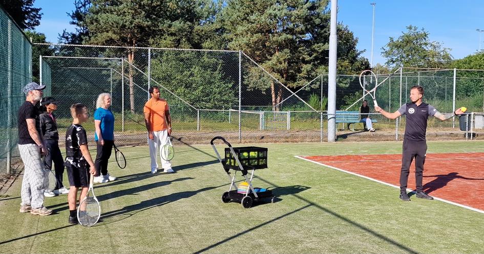 230900 Fotos Koffietennis met groepje jong en oud.jpg