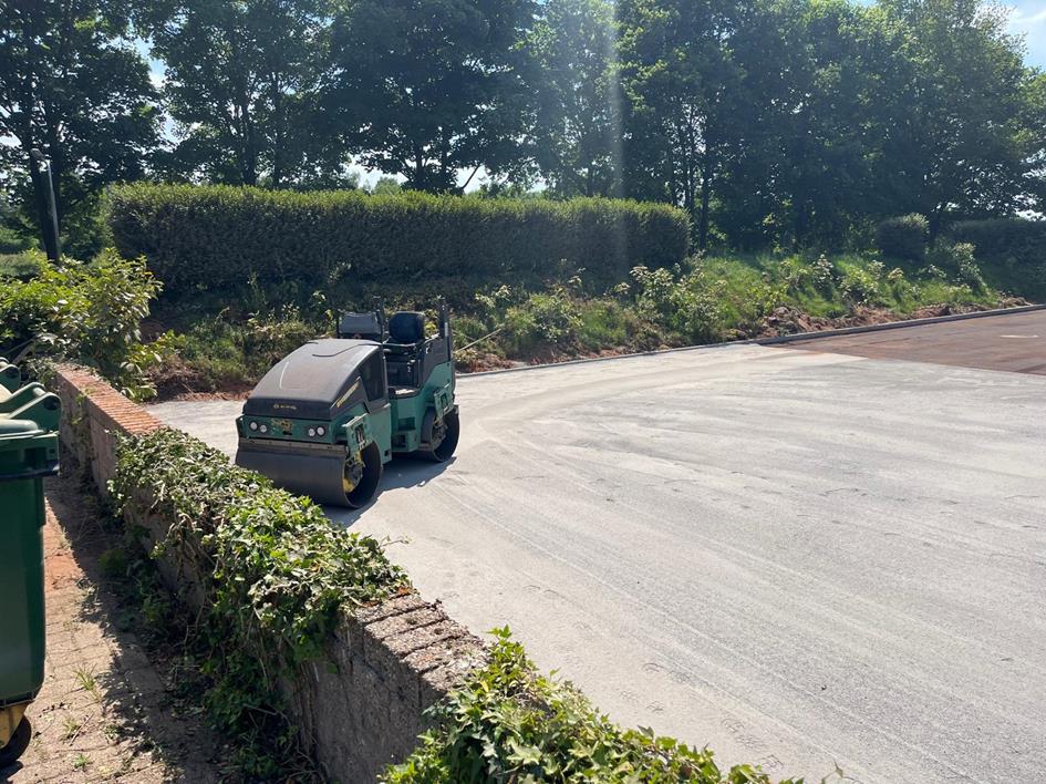 250520 Lege padelruimte met auto.jpg