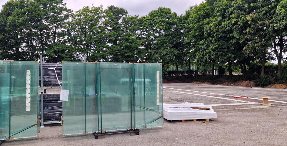 250623 Padel kooiwanden staan klaar.jpg