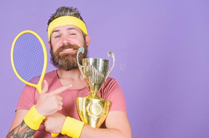 mensen-gebaarde-succesvolle-atleet-eerste-plaats-sportvoltooiing-tenniskampioen-het-spel-van-winsttennis-vier-overwinning-152966373.jpg