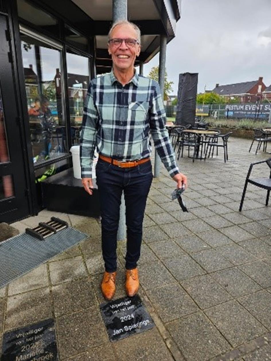 Jan Spierings op tegel.jpg