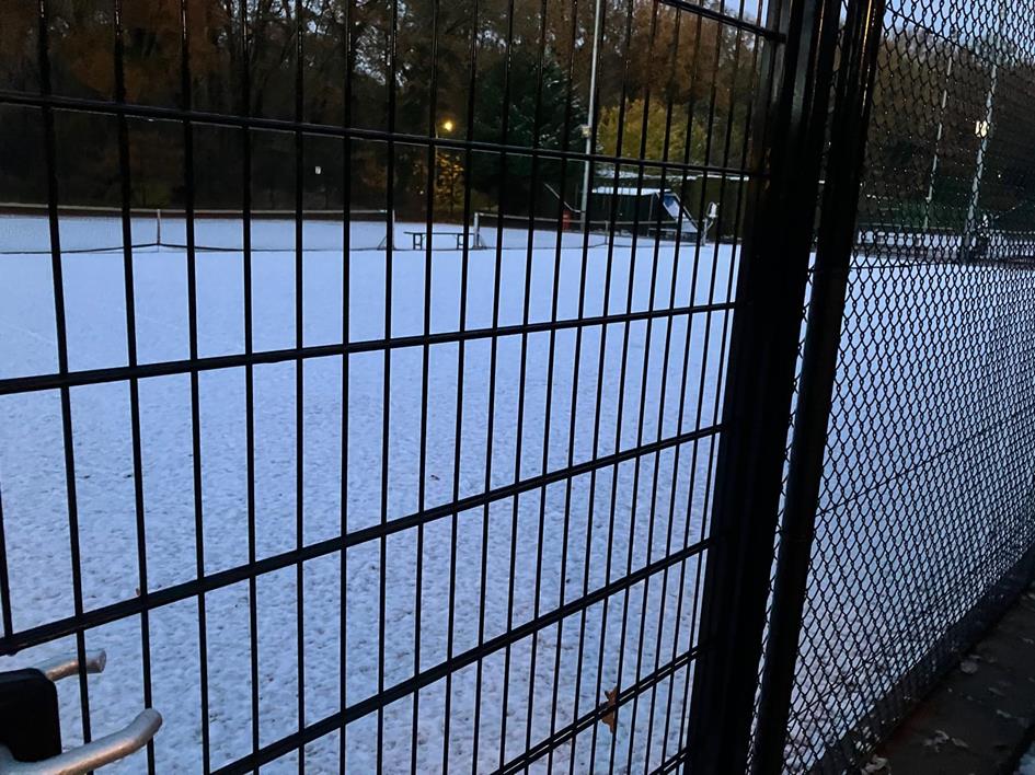 Sneeuwval op tennispark.jpg