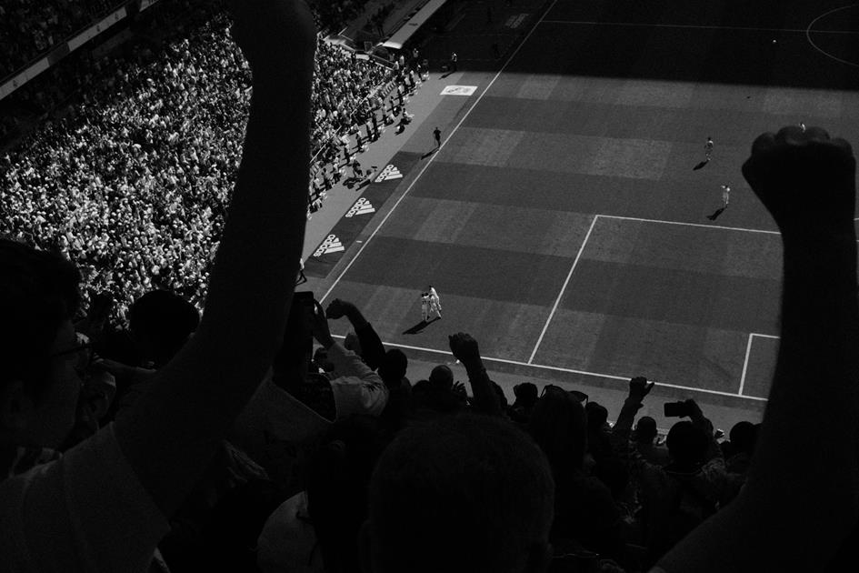 free-photo-of-people-cheering-during-the-match.jpeg