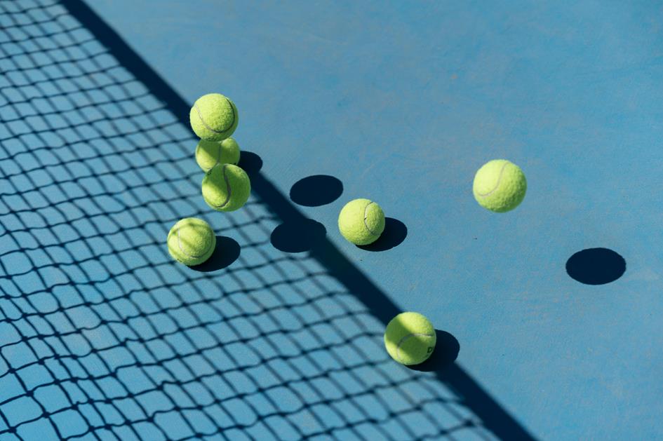 free-photo-of-tennis-balls-on-blue-ground.jpeg