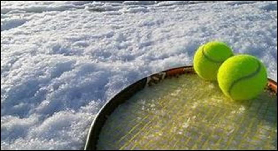 tennisbal in de sneeuw.JPG