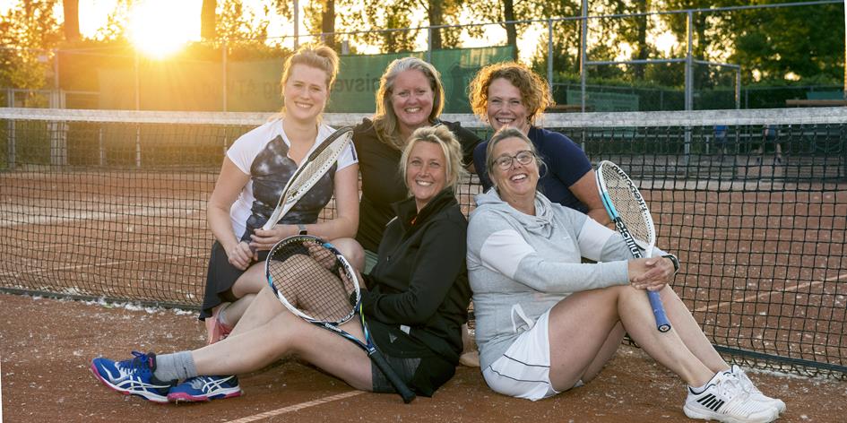 2025-06-02a Tennis Dames Vrijdag (108) - Teamfoto 4e klasse (hoofdfoto 36x18 verkleind).jpg