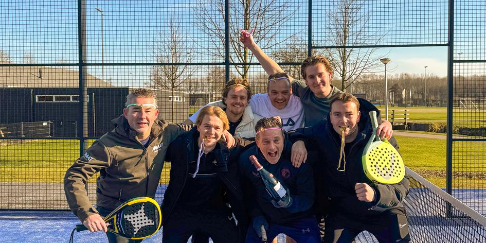 2025-06-17a Heren 2 Padel (zondag) (102) - Teamfoto (Hoofdfoto 36x18 verkleind).jpg