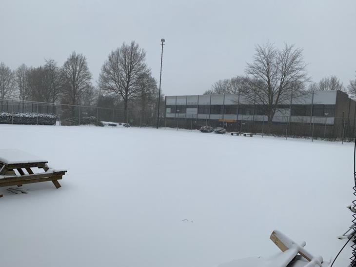 tennisbanen in de sneeuw.jpg